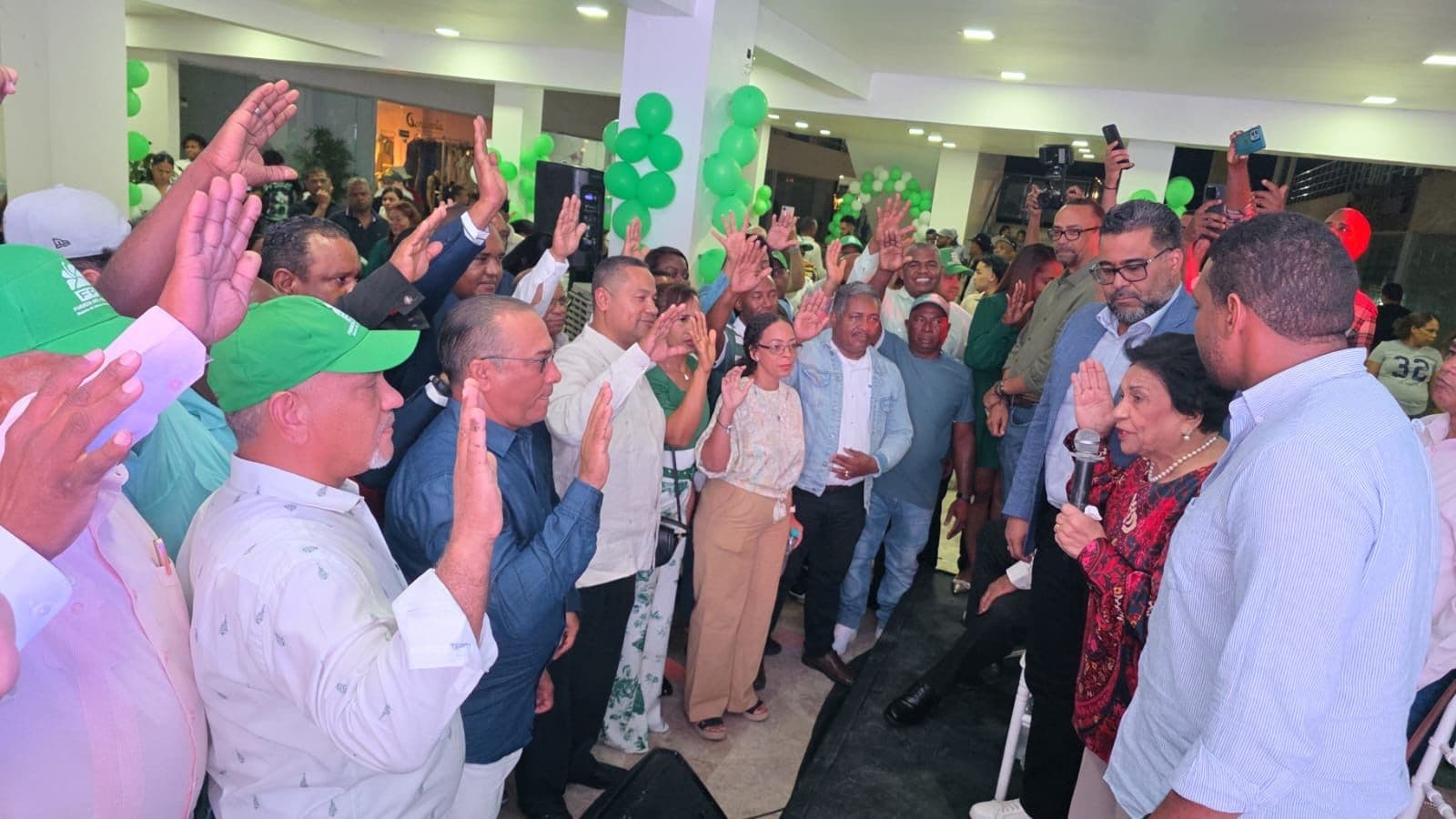 Dirigentes de Fuerza del Pueblo durante la asamblea de juramentación en Verón–Punta Cana